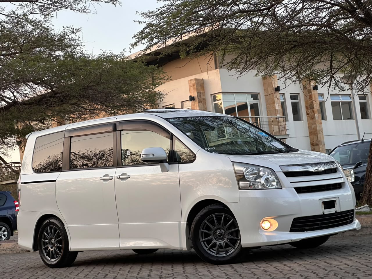 TOYOTA NOAH